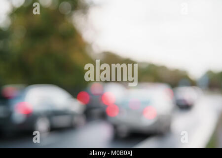 Bokeh Unschärfe des Autos lenken, die auf Europa city street nach regen Stockfoto
