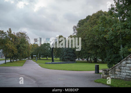 TALLINN, Estland - ca. Oktober 2017: Die gestrichelte Linie Denkmal im bewölkten Oktober Stockfoto