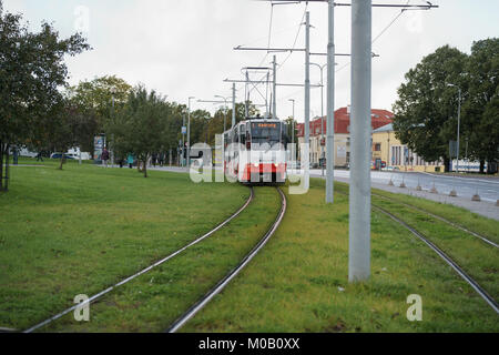 TALLINN, Estland - ca. Oktober 2017: Straßenbahn auf bewölkten Tag in Tallinn Stockfoto