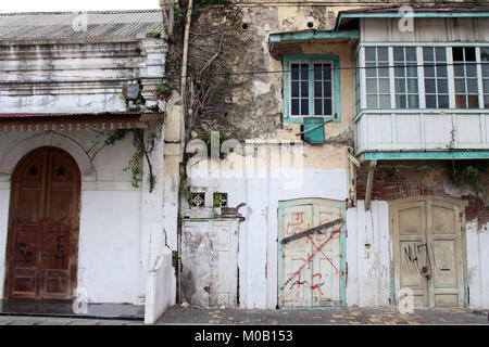 Die Türen und die Fenster um Kota Lama (Altstadt), Semarang, Indonesien. Viele alte Gebäude, verlassen, und auch koloniale Architektur. Pic war ta Stockfoto