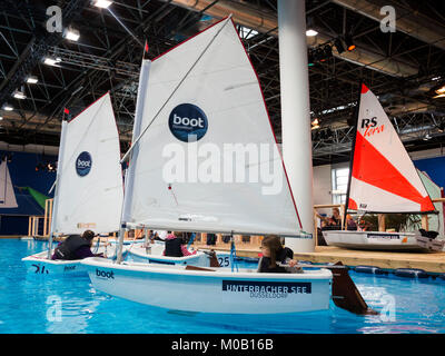 Düsseldorf, Deutschland. Besucher genießen Sie eine Erfahrung im Segeln. boot Düsseldorf 2018, die weltweit größte Boot & Wassersport anzeigen Öffnet auf dem Düsseldorfer Messegelände. Mit 1.923 Ausstellern aus 68 Ländern, darunter 1.085 internationale Hersteller, boot Düsseldorf bis zum 28. Januar 2018 läuft. Stockfoto