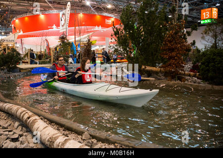 Düsseldorf, Deutschland. Kanu Erlebnis für die Besucher. boot Düsseldorf 2018, die weltweit größte Boot & Wassersport anzeigen Öffnet auf dem Düsseldorfer Messegelände. Mit 1.923 Ausstellern aus 68 Ländern, darunter 1.085 internationale Hersteller, boot Düsseldorf bis zum 28. Januar 2018 läuft. Stockfoto