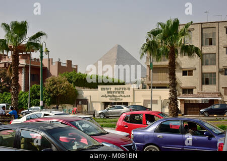 Die Große Pyramide von Gizeh (auch als die Cheops-pyramide, oder die Pyramide des Cheops bekannt) wie gegenüber der Ägypten Papyrus Institut in Gizeh gesehen. Stockfoto