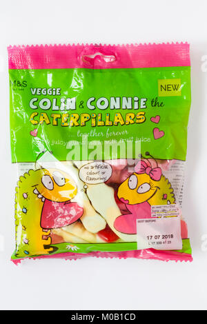 Paket von M&S Veggie Colin & Connie die Raupen zusammen für immer Bonbons auf weißem Hintergrund - weich & saftig Gummis mit Fruchtsaft gemacht Stockfoto