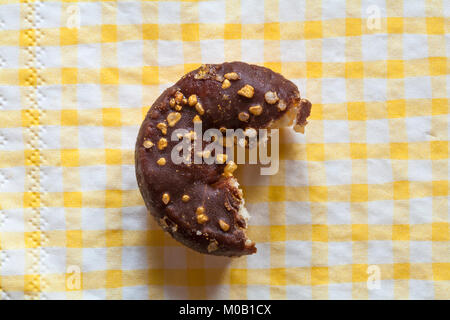 Essen Tesco festliche Mini Donut auf gelben und weissen überprüft serviette Serviette - In gebissen Stockfoto