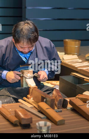 Detroit, Michigan - Handwerker aus der KLICKEN SIE AUF kollaborativen in Kyoto, Japan demonstriert traditionelles Japanisches Kunsthandwerk an der Nissan Anzeige während des Th Stockfoto