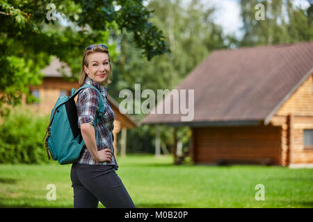 Junge Frau mit Nordic Walk pols Stockfoto