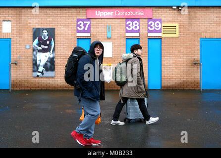 Fans machen sich auf den Weg zum Stadion vor der Premier League Spiel im Turf Moor, Burnley. Stockfoto