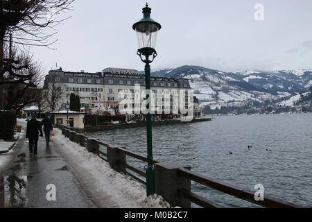 Zell am See, Österreich - Januar 1, 2018: Seepromenade und edlen historischen Grand Hotel am Zeller See, im Winter. Österreich, Europa. Stockfoto