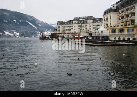 Zeller See und eleganten historischen Gebäude, in Zell am See, Österreich, im Winter. Das beliebte Ausflugsziel und ein Spa. Europa. Stockfoto