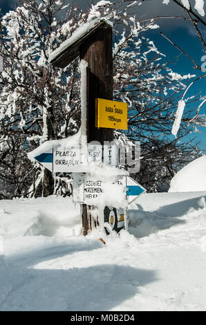 Winter in Polen - Bieszczady Nationalpark mit touristischen Pfad Zeichen von Schnee bedeckt Stockfoto