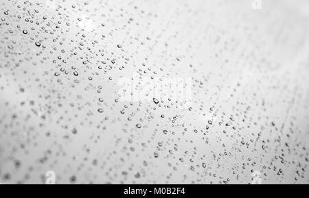 Wassertropfen auf Fensterglas, Hintergrund, Textur, ein schwarz-weiß Foto mit selektiven Fokus Stockfoto