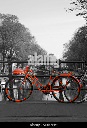 Schwarz und Weiß mit roten Fahrrad Amsterdam Stockfoto