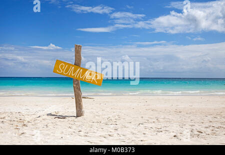 Alte Holz- Schild an einem karibischen Strand Stockfoto