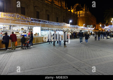 Weihnachtsmarkt in Sevilla verkauf Kruzifixe und setzt Stockfoto