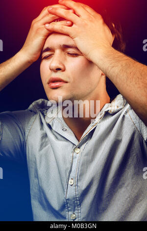 Junge Menschen leiden unter Kopfschmerzen und Stress Stockfoto