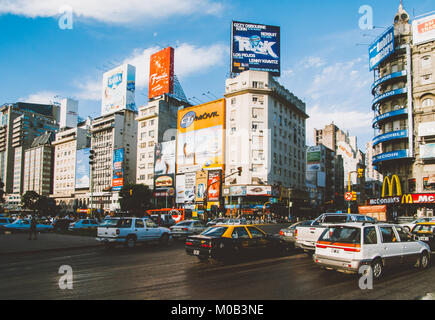 BUENOS AIRES, ARGENTINIEN - 11. März: Blick auf das Stadtzentrum mit modernen Gebäude und eine öffentliche autobis im Vordergrund auf der 11. März 2008 in Bue Stockfoto