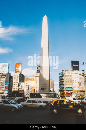 BUENOS AIRES, ARGENTINIEN - 11. März: Blick auf den Obelisken, an der Avenida 9 Julio, am 11. März 2008 in Buenos Aires, Argentinien. Stockfoto