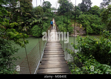 Western Mutter und Sohn auf der Hängebrücke in Gunung Leuser National Park von Tangkahan, Sumatra, Indonesien Stockfoto