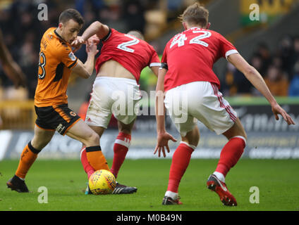 Wolverhampton Wanderers' Diogo Jota (links) ist nicht in der Lage, Vergangenheit Nottingham Forest Eric Lichaj und Joe Worrall (rechts) während der Sky Bet Meisterschaft Gleiches an Molineux, Wolverhampton zu erhalten. Stockfoto