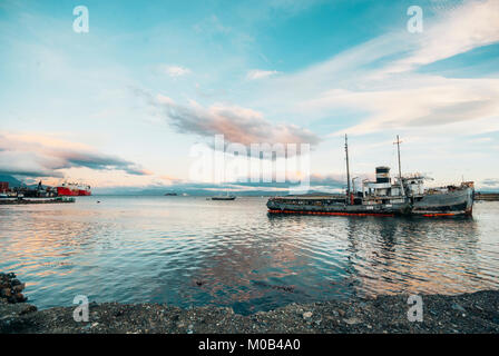 Schiffbruch in der Ushuaia Hafen mit einem dramatischen Himmel im Hintergrund, Ushuaia Tierra del Fuego Argentinien Stockfoto