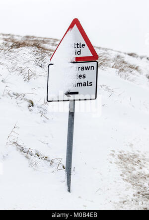 Eine verschneite Schild auf der Buttertubs Pass in den Yorkshire Dales National Park wie Kraftfahrer nach Störungen in Gebieten, die von Schnee in dieser Woche aufgefordert werden vorsichtig von Eis auf den Straßen zu sein. Stockfoto