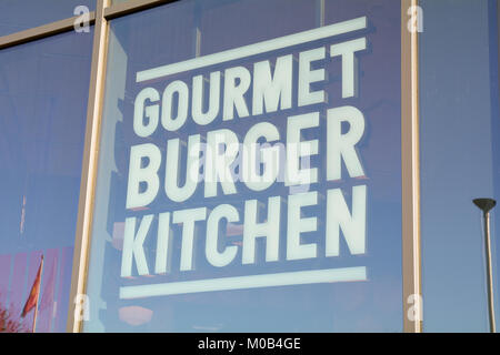 Gourmet Burger King Schild im Fenster der Restaurant - Sie interessante, aber teure Burger servieren Stockfoto