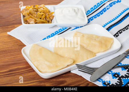 Gekochte Klöße auf einer hölzernen Hintergrund Stockfoto