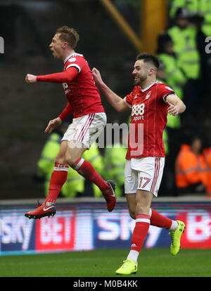 Nottingham Forest Ben Osborn (links) feiert zählen das zweite Ziel während der Sky Bet Meisterschaft Gleiches an Molineux, Wolverhampton. Stockfoto
