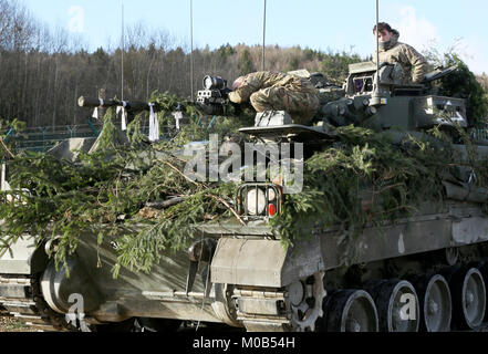 Britische Soldaten von der Prinzessin von Wales' Royal Regiment führen Sie Wartungsarbeiten an ihre Krieger verfolgt gepanzerten Fahrzeug in der Vorbereitung der Alliierten Geist VIII Jan. 19, 2018. Stockfoto