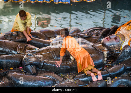 Liegenden Buddha, Budhanilkantha Tempel, Nepal, Asien. Stockfoto