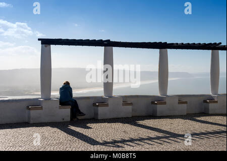 Aussichtspunkt an O Sitio mit Blick auf Nazare, Portugal. Stockfoto