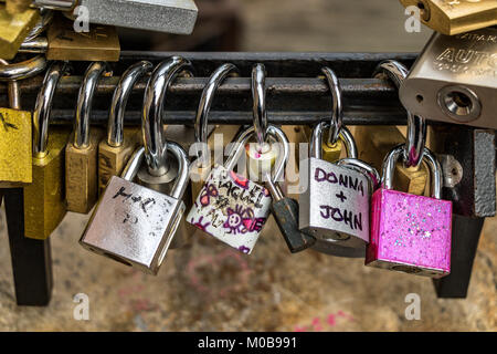 Vorhängeschlösser, bekannt als Liebesschlösser, die von Besuchern an der Lovers-Brücke in Prag, Tschechische Republik, hinterlassen wurden Stockfoto