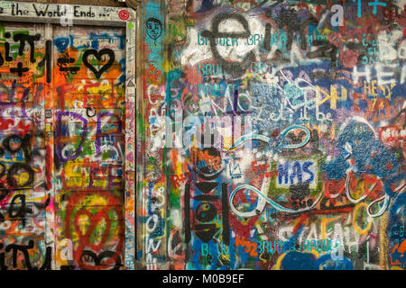 Graffiti über der John Lennon-Mauer in Prag, Tschechische Republik Stockfoto
