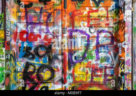 Graffiti über der John Lennon-Mauer in Prag, Tschechische Republik Stockfoto