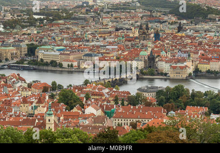 Ein Blick auf Prag, die Moldau und die Karlsbrücke und die Altstadt von Prag, Tschechische Republik Stockfoto