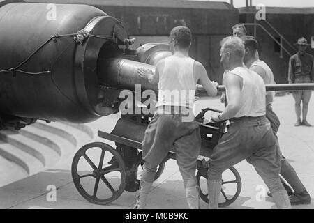 Artillerie Männer in Ausbildung Last Big Gun mit massiven Shell Stockfoto