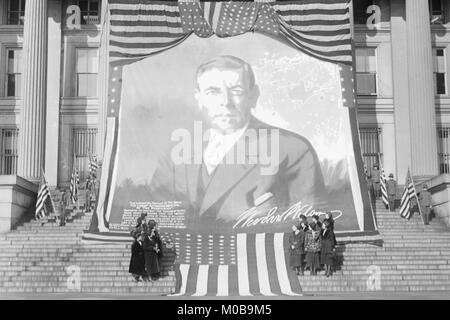 Riesige Woodrow Wilson Malen auf Stoff drapiert Vor Regierung Gebäude Stockfoto