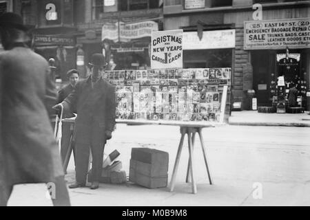 Straßenhändler verkauft Weihnachten & Silvester Karten von New York Street Stockfoto