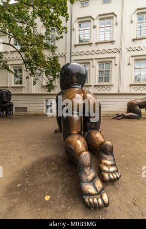 Riesige bronzene Krabbelbabys im Prager Kampa-Park vom tschechischen Bildhauer und Künstler David Cerny, Prag, Tschechische Republik Stockfoto