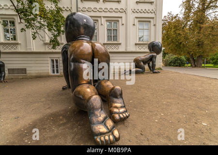 Riesige bronzene Krabbelbabys im Prager Kampa-Park vom tschechischen Bildhauer und Künstler David Cerny, Prag, Tschechische Republik Stockfoto