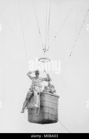 Ballon springen von einem fallschirmspringer hängen von einem Korb von ihm ausgesetzt, aber aus dem Bild heraus. Stockfoto