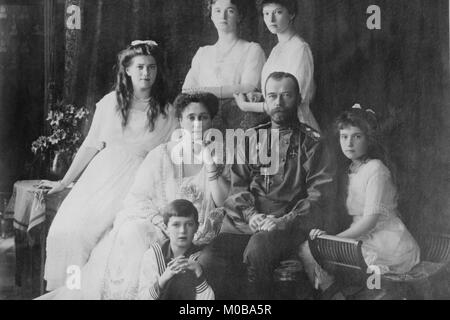 Zar Nikolaus und Alexandra Pose mit dritten Kinder vor der Revolution Stockfoto