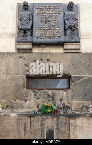Einschusslöcher um den Luftauslass in der Wand der St. Cyrils-Kirche das Versteck von 7 tschechischen Kommandos aus dem Zweiten Weltkrieg nach dem Attentat auf Heydrich, Prag Stockfoto