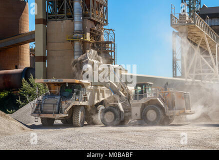 Radlader füllt eine Raupen Muldenkipper mit Marl am Mount Saint Peter ENCI (Erste niederländische Zementindustrie) Steinbruch, Maastricht, Niederlande. Stockfoto