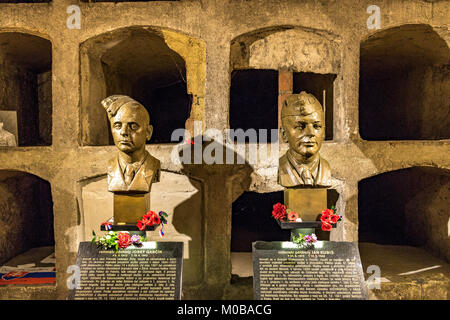 Büsten von Jan Kubiš und Jozef Gabčík, die nach dem Attentat auf Reinhardt Heydrich 1942 in der Krypta der St.-Cyrils-Kirche in Prag getötet wurden Stockfoto