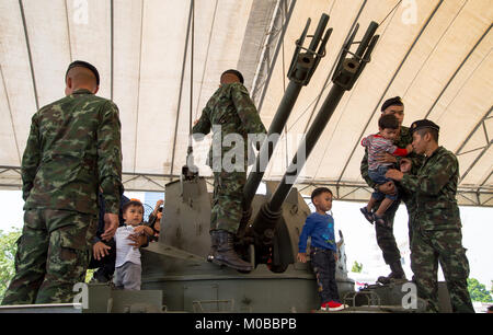 Bangkok, Thailand - 13. Januar 2018: asiatische Boys am Tank in Thai Army Base spielen, die für die Öffentlichkeit in Children's Day 2018 Stockfoto