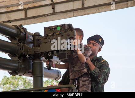 Bangkok, Thailand - 13. Januar 2018: Asiatische Jungen spielen mit Maschinengewehr in der thailändischen Armee Basis, die für die Öffentlichkeit in Children's Day 2018 Stockfoto