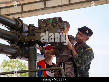 Bangkok, Thailand - 13. Januar 2018: Asiatische Jungen spielen mit Maschinengewehr in der thailändischen Armee Basis, die für die Öffentlichkeit in Children's Day 2018 Stockfoto