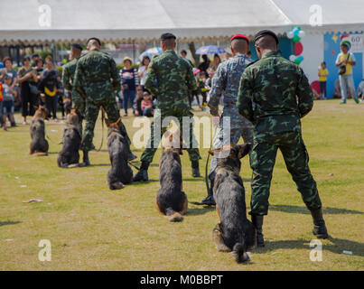 Bangkok, Thailand - 13. Januar 2018: Deutscher Schäferhund Gehorsam Ausbildung in der thailändischen Armee Basis, die für die Öffentlichkeit in Children's Day 2018 Stockfoto